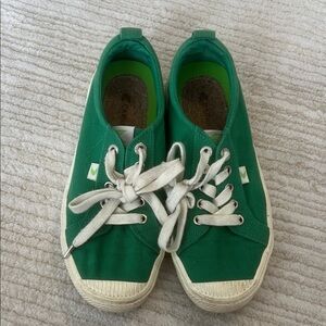 Cariuma Kids Emerald Green Sneakers